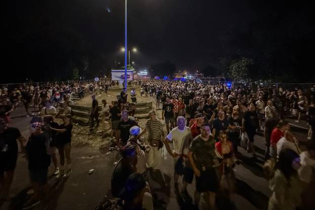 Zagreb: Veliki zastoj na Mostu slobode nakon Thompsonovog koncerta, ljudi stoje ne mjestu