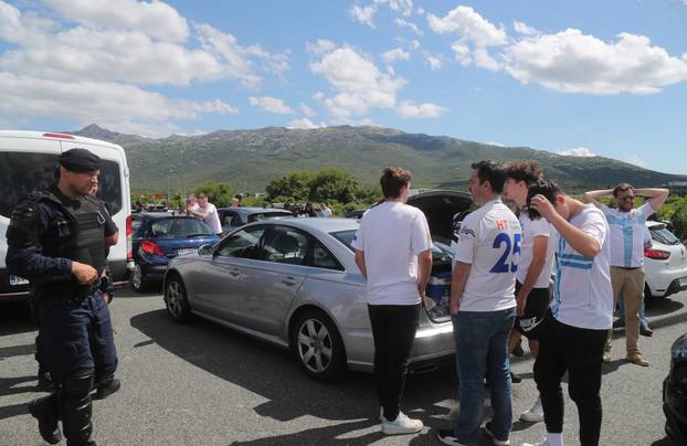 Navijači Rijeke na izlazu Dugopolje uz policijsku pratnju nastavljaju prema Poljudu