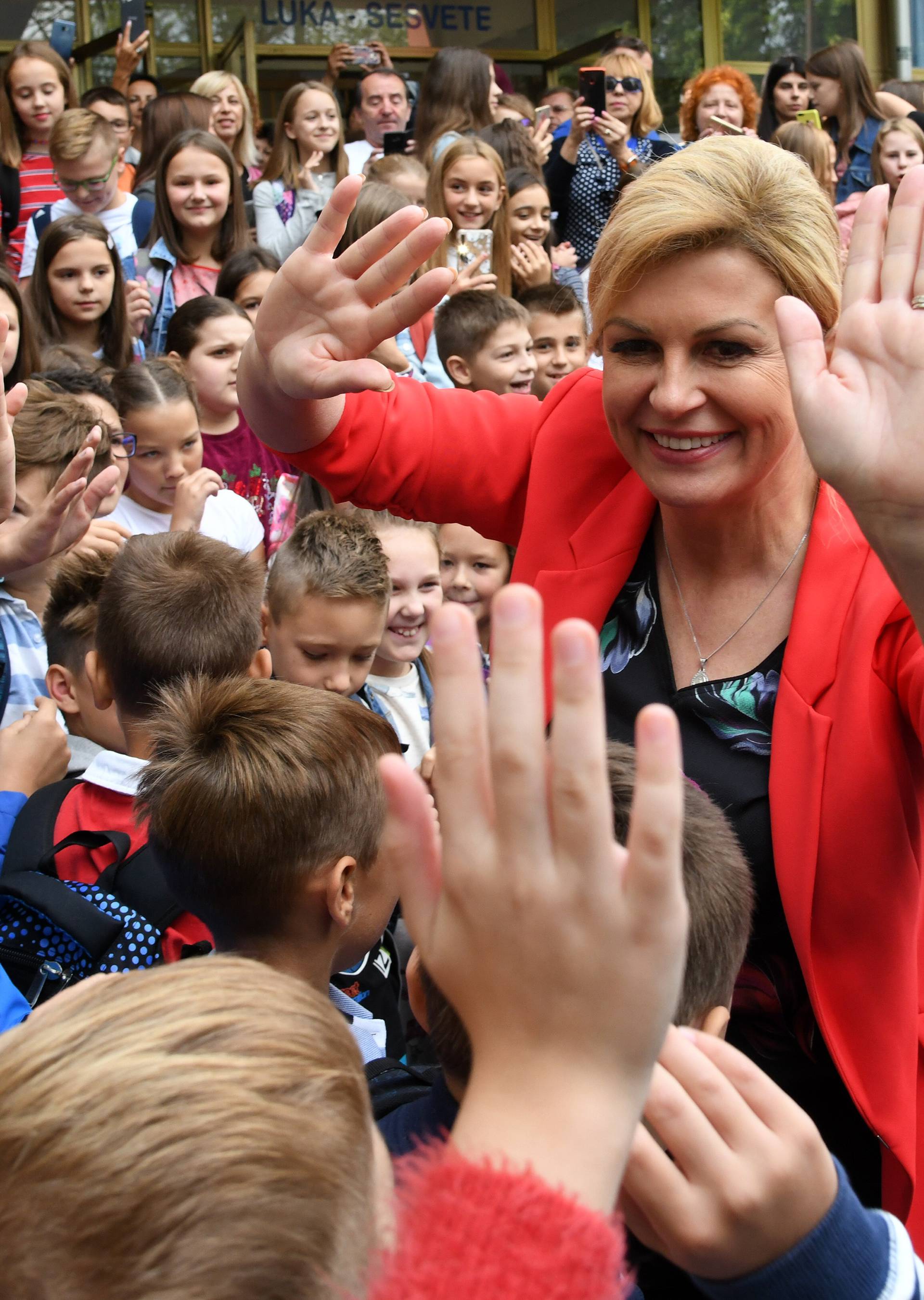Kolinda učenicima na prvi dan škole: 'Vi ste budući premijeri!'