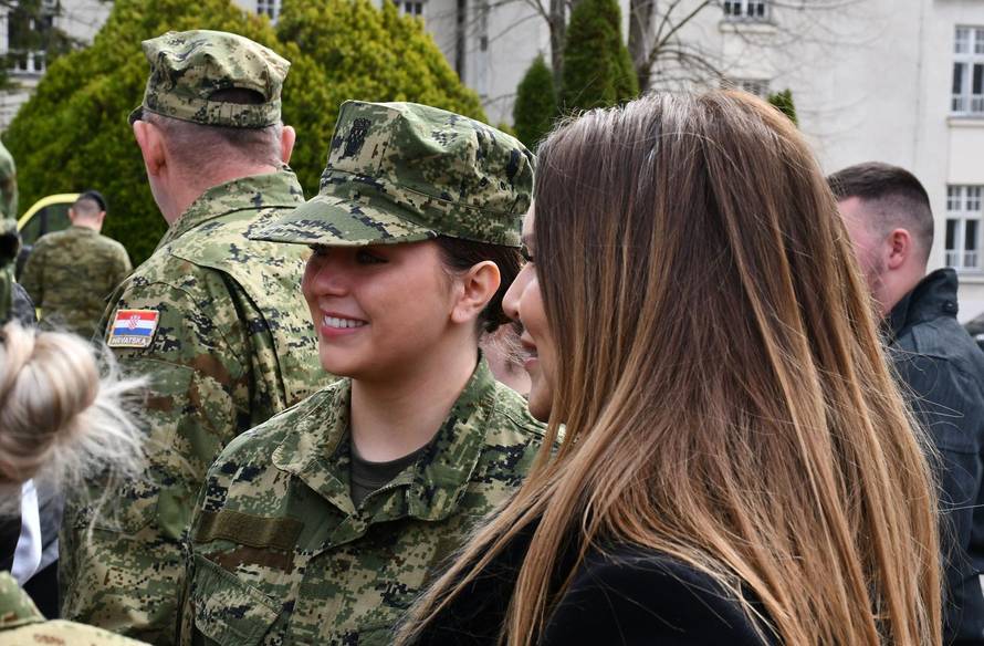 Na svečanoj prisegi ročnika u Požegi pozornost je privukla Diva Perković, kći pjevača Marka Perkovića Thompsona