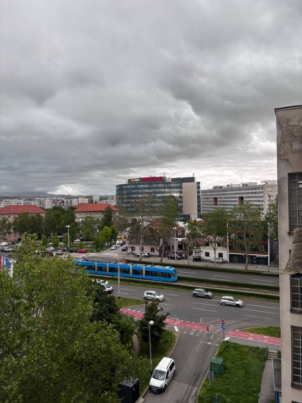 FOTO/VIDEO Olujno nevrijeme poharalo je Zagreb! 'Kaos! Pada tuča, grmi, vjetar ruši sve...'