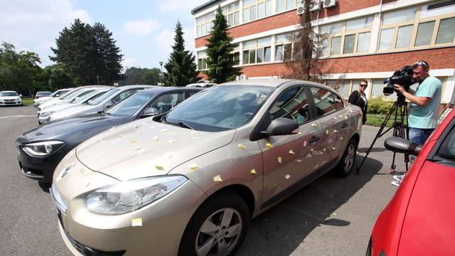 Varaždinski đaci oblijepili auto: 'Vi ste bili najbolji razrednik!'