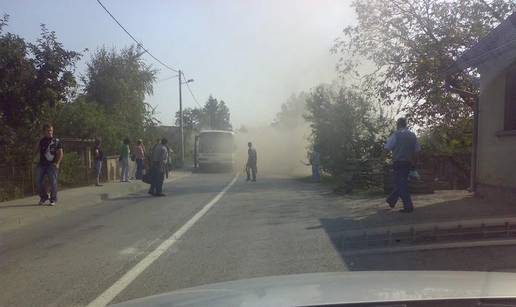 Školarci u panici bježali iz busa kojem je gorio motor