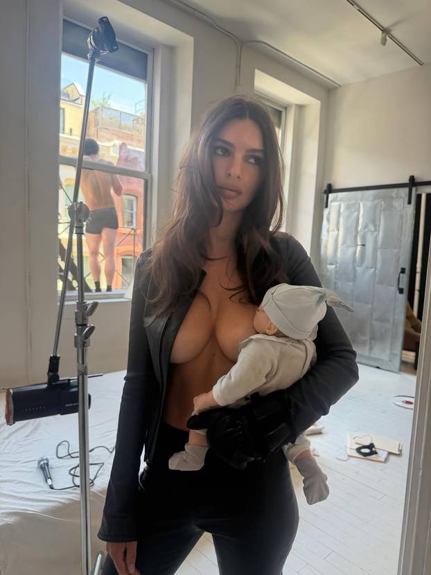 FOTO Emily Ratajkowski razbjesnila fanove: 'Doji' lutku bebe dok drži martini u ruci