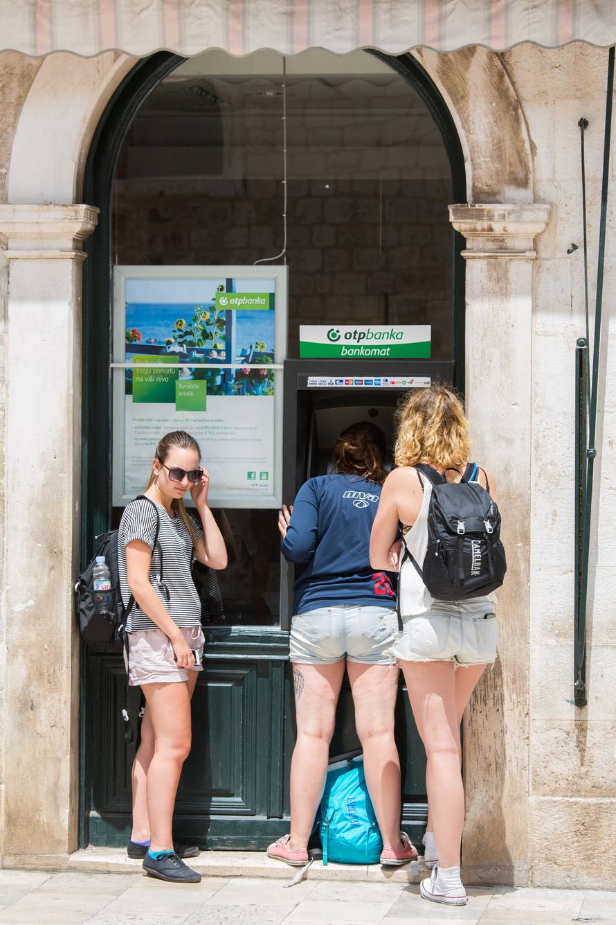 Zaba i OTP banka naplaćuju podizanje novca na šalteru