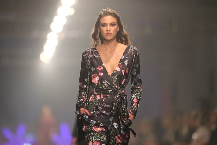 Neprepoznatljiva Borna Rajić zavodila dekolteom do pupka