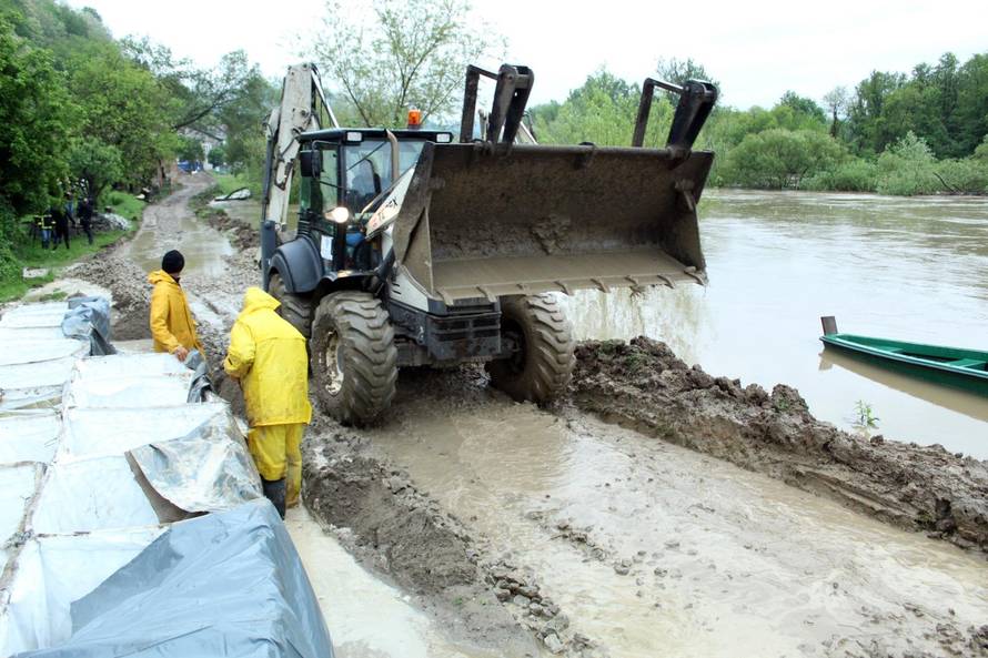 Hrvatska Kostajnica: Radnici Vodoprivrede postavljaju barijere kako bi sprijeÄili prodirnje Une