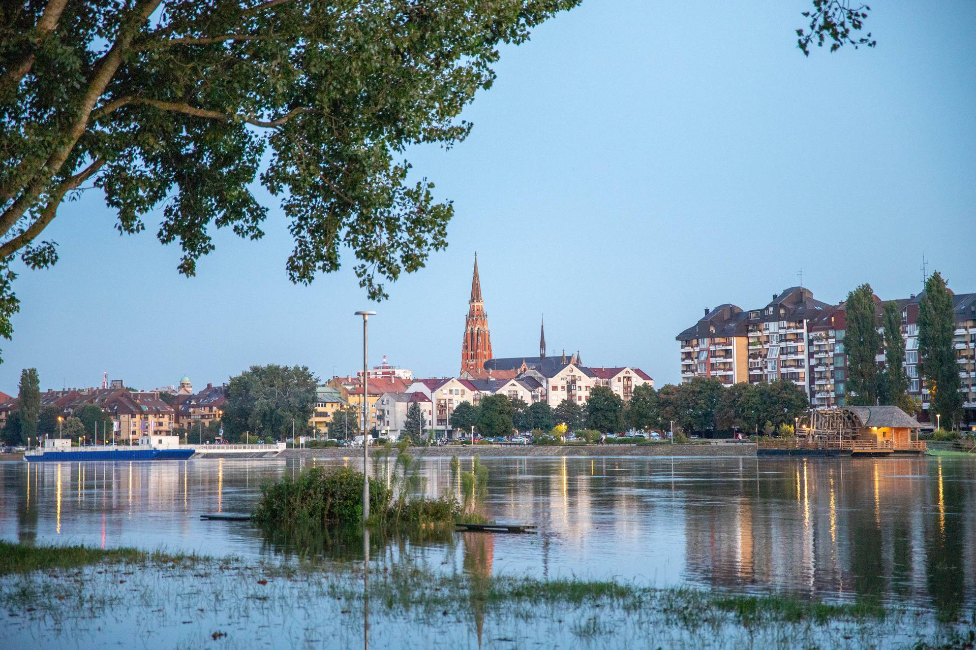 Drava se u popodnevnim satima prelila na šetnicu u Osijeku