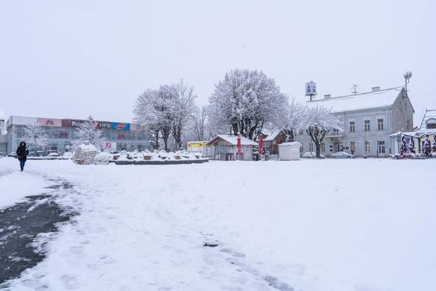 U Gospiću je izmjereno 16 cm snijega