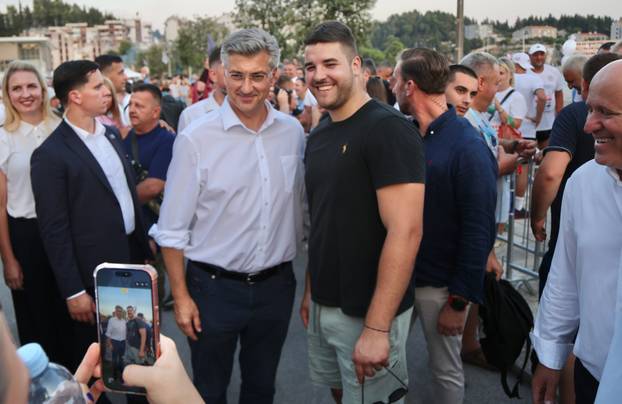 Ploče: Premijer Plenković se s pobjedničkim ekipama nakon završetka 29. Maratona lađa