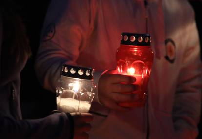 Šibenik: Na Trgu palih branitelja Domovinskog rata zapaljene su svijeće za Vukovar