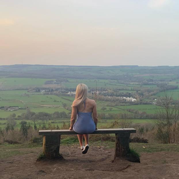 FOTO Ups, ovo nije očekivala! Britanska 'Diletta' doživjela je nezgodu na konjskoj utrci...