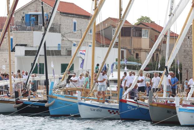 FOTO Čuvari stoljetne tradicije: Drveni brodovi utrkivali se na 'Regati za dušu i tilo' u Betini