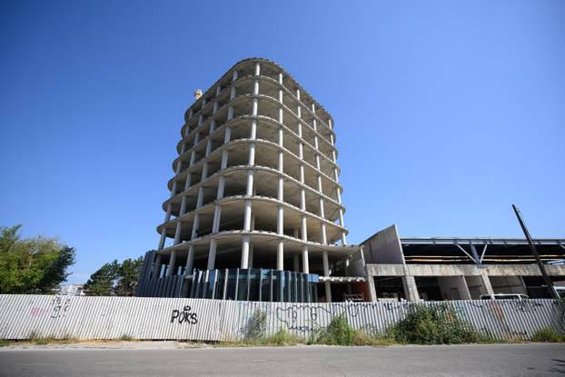 Zagreb: Nakon više desetljeća čekanja napokon počeli radovi, nedovršena zgrada postaje CapriCo Tower