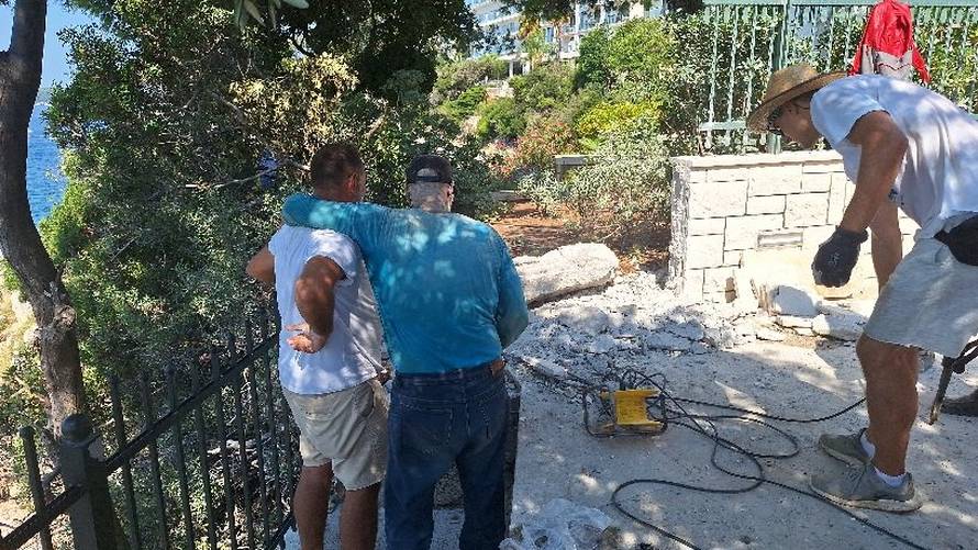 VIDEO Dubrovčani srušili zid koji je ogradio plažu, evo kako sada izgleda. Reagirali i iz hotela