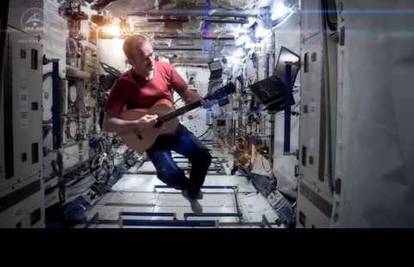 Astronaut u svemiru snimio obradu pjesme 'Space Oddity'