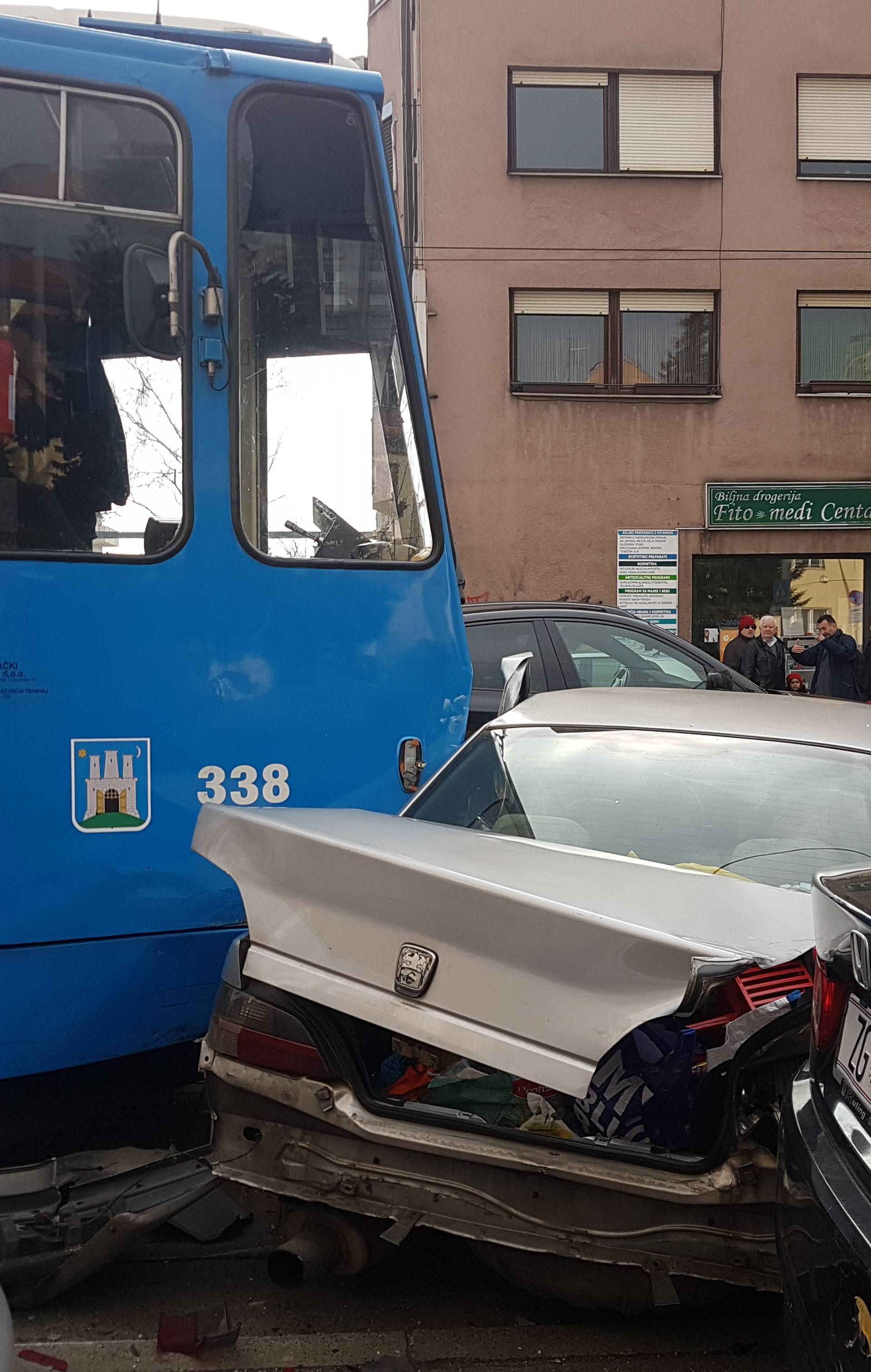 'Samo ga je odnio': Tramvaj  u Ozaljskoj naletio na automobil
