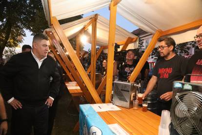 FOTO Milanović uz pivo u ruci uživao na festivalu u Sisku