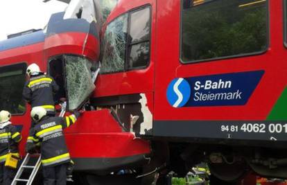 U sudaru dva vlaka ozlijeđeno 9 ljudi, poginuo je strojovođa