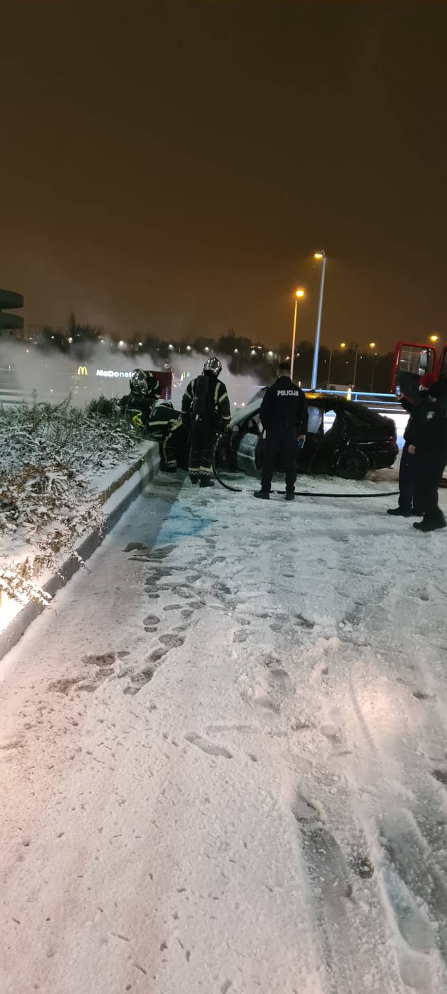Divljali vozilom na parkingu šoping centra pa se zabili u zid: Auto se zapalio, a oni pobjegli...