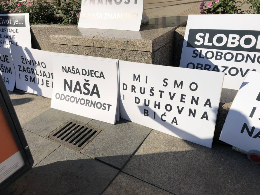 Tony Cetinski zaurlao: 'Cijepite si mamu!', a skup na trgu je završio s hrvatskom himnom