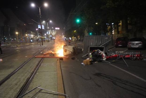 Beograd: Policija rastjerala građane koji su bili okupljeni u Ulici Kneza Miloša, nekoliko građana ozlijeđeno