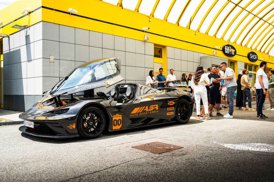 Spektakularni superautomobili protutnjali Gorskim kotarom i napravili spektakl na Grobniku