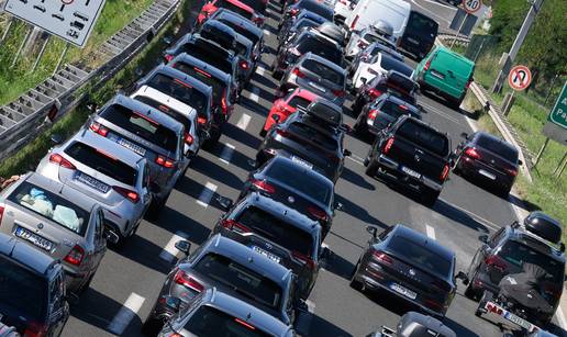FOTO Kaos na cestama: Zapalio se auto na A1, velike su kolone