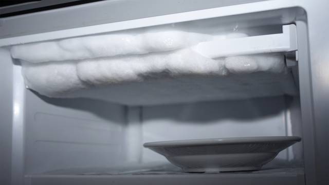 Par trikova s kojima ćete lako odmrznuti zamrzivač i spriječiti ponovno brzo nakupljanje leda