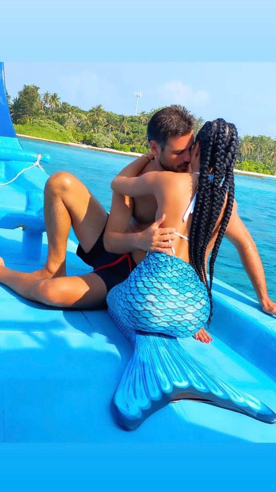 Hauser pokazao svoju sirenu: U moru joj 'klizio' bikini s grudi...