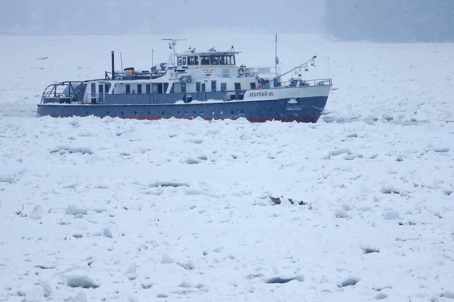 2017. Dunav se zaledio, Hrvati pozvali ma?arske ledolomce u pomo?