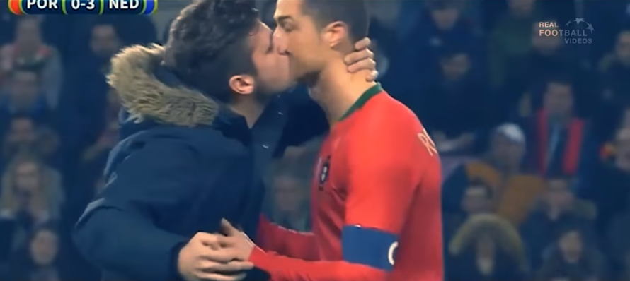 Ronaldo je jedva izbjegao pusu tijekom meča s Nizozemskom