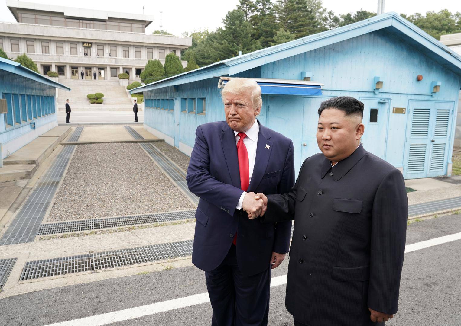Trump  kročio u Sj. Koreju: 'Ja i Kim se volimo još od početka'