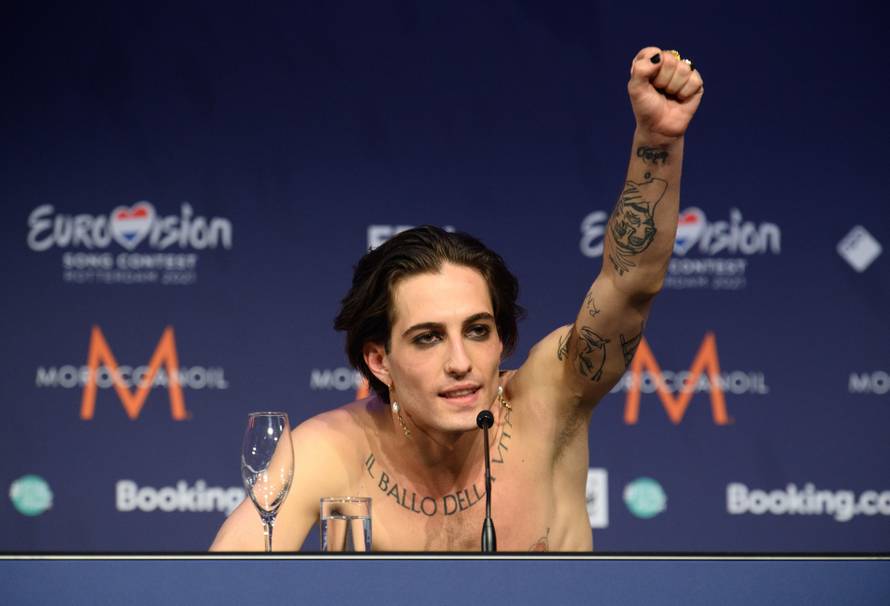 Talijan divljao na presici: Puzao i dizao štikle pa pokazao gaćice