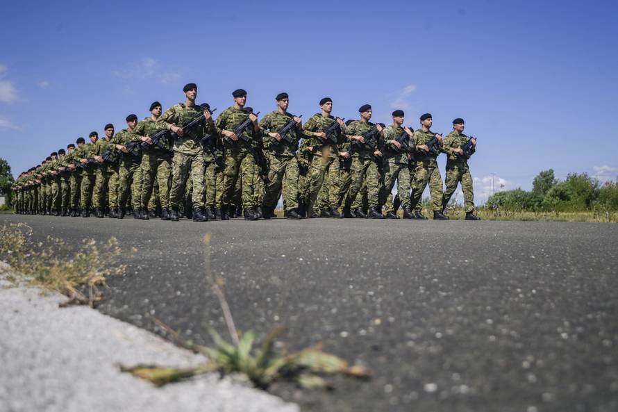 Velika Gorica: Uvježbavanje pješačkih postroja Hrvatske vojske za svečani vojni mimohod