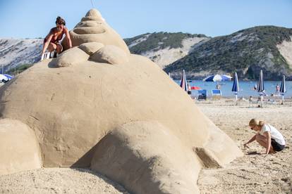 FOTO Velika mačka, herc dama, čovjek koji se sunča: Pogledajte fantastične pješčane skulpture