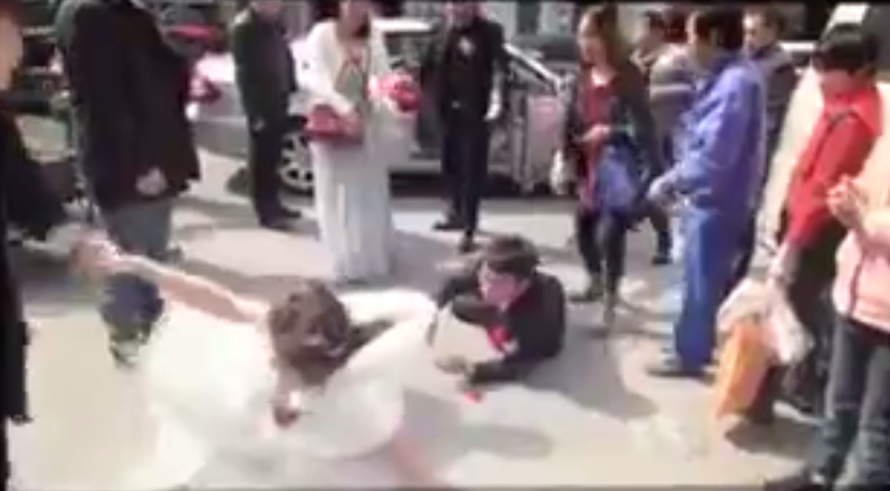 To je baš loš znak: U bračnu je luku uplovila - padom na glavu