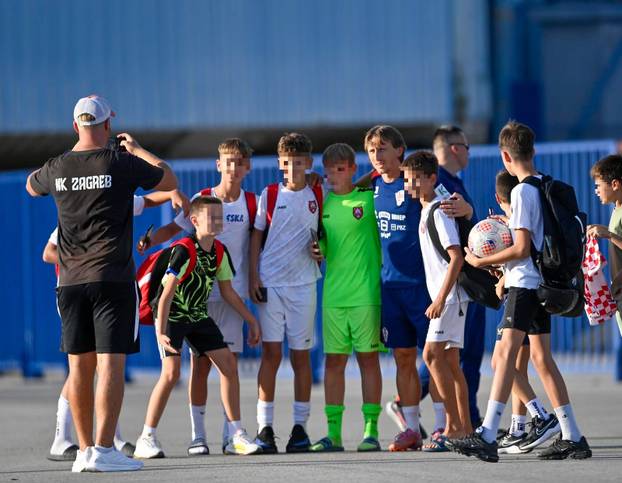 FOTO To ti je tako kad si Luka Modrić: Mali navijači 'opkolili' kapetana dok je išao na trening