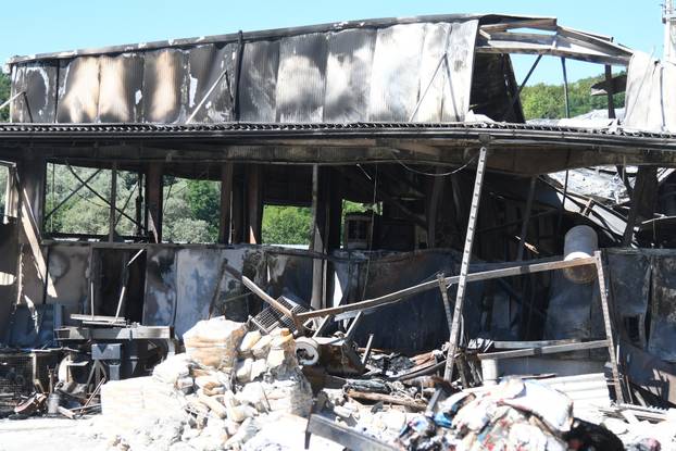 Nakon velikog požara tvornica Baumit u Siraču potpuno je uništena