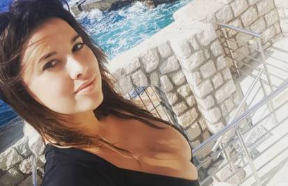 Seksi Nives oduševila dubokim dekolteom i selfijem iz kreveta