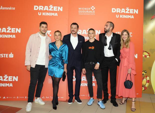 Šibenik: Rade Šerbedžija na štakama je stigao na premiejru filma Dražen 