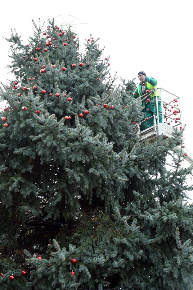 Sisak: Ukrašavanje božićnog drveta u središtu grada