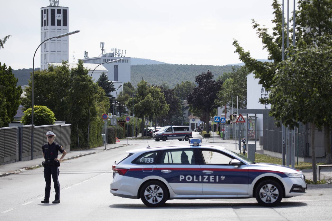 AUSTRIA - TERNITZ - POLICE - TERROR - SWIFT AUSTRIA; TERNITZ; 20240807; Police officers and police vehicle on Forstnerwe