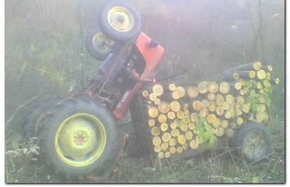 Traktor s vozačem se prevrnuo zbog teških drva