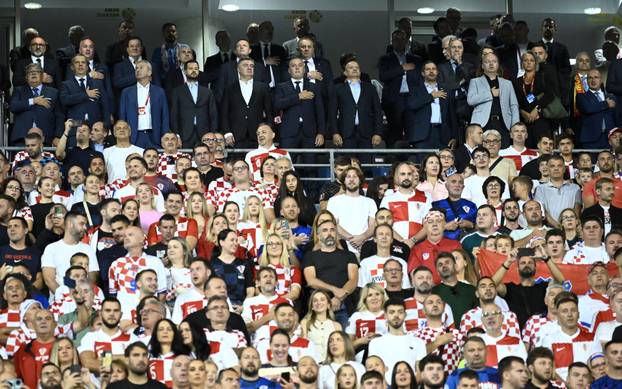 Svečana loža tijekom susreta Hrvatske i Crne Gore u kvalifikacijama za Svjetsko prvenstvo