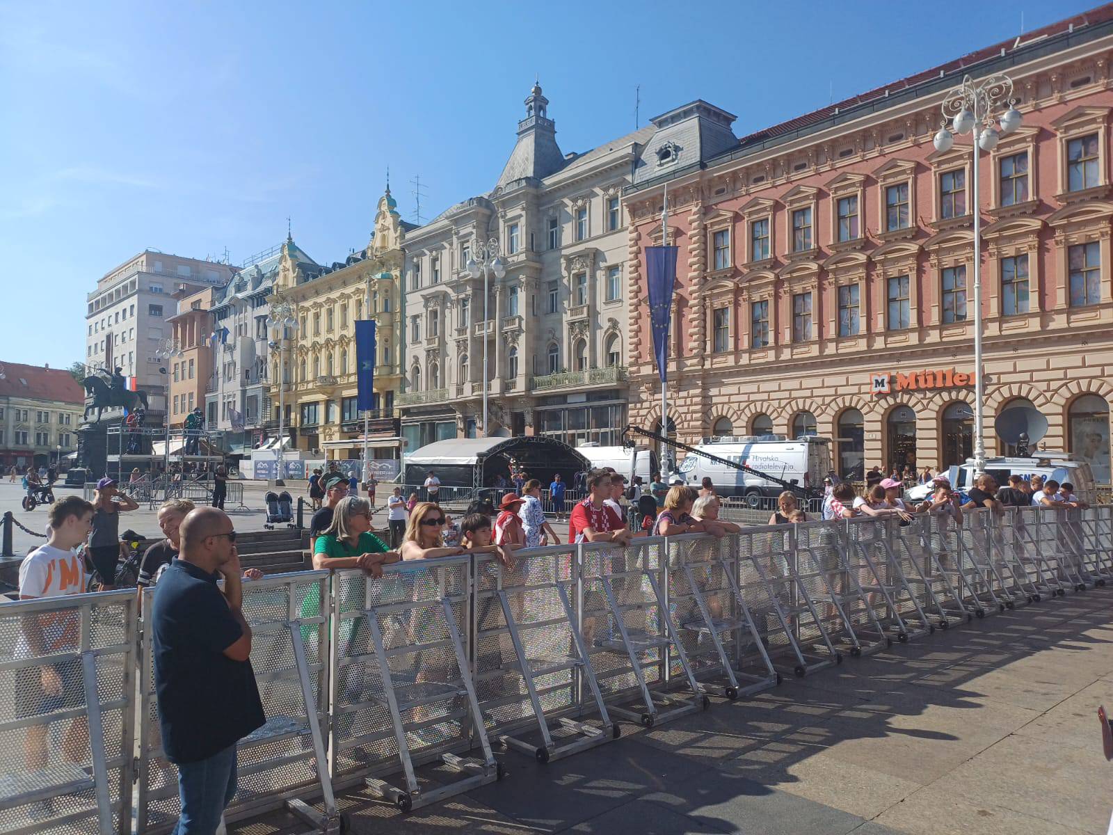 VIDEO Doček olimpijaca na Trgu bana Jelačića: Pariške junake je pozdravilo nekoliko stotina ljudi