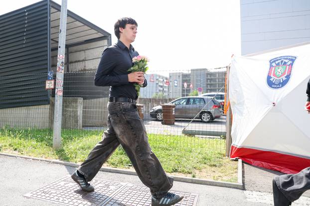 Graz: Dan nakon pokolja u školi brojni građani i učenici polažu cvijeće i pale svijeće za ubijene