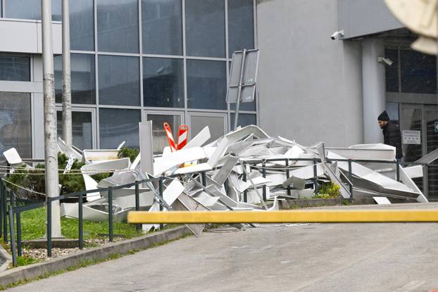 Zagreb: Nevrijeme oštetilo nadstrešnicu na Rebru