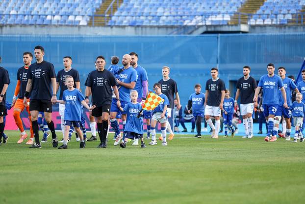 Igrači Dinama i Rijeke s djecom na terenu u sklopu humanitarne akcije "Daruj otkucaj života"