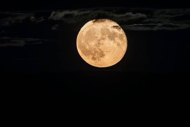 Split: Pogled na izlazeći puni mjesec iznad brda Perun